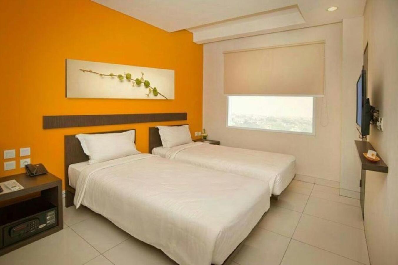 V Hotel Tebet Джакарта Екстер'єр фото