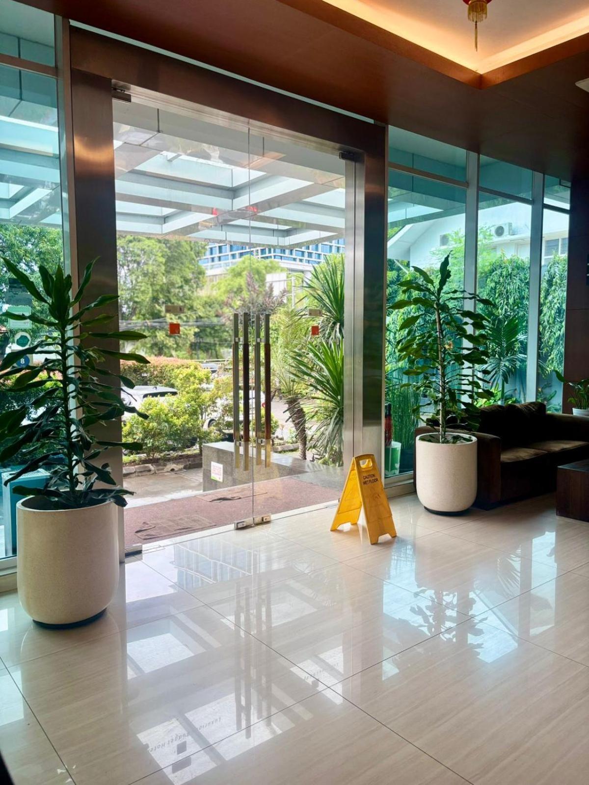 V Hotel Tebet Джакарта Екстер'єр фото
